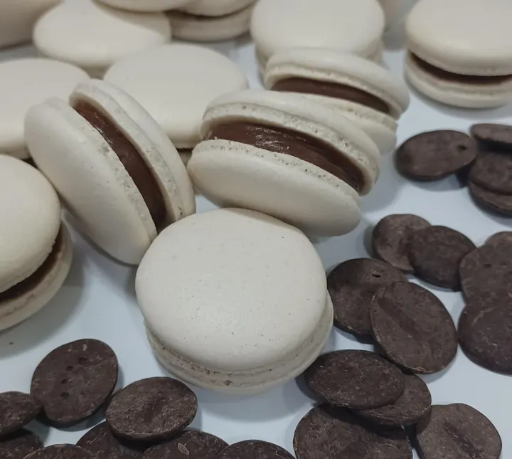 Macarons com brigadeiro de chocolate