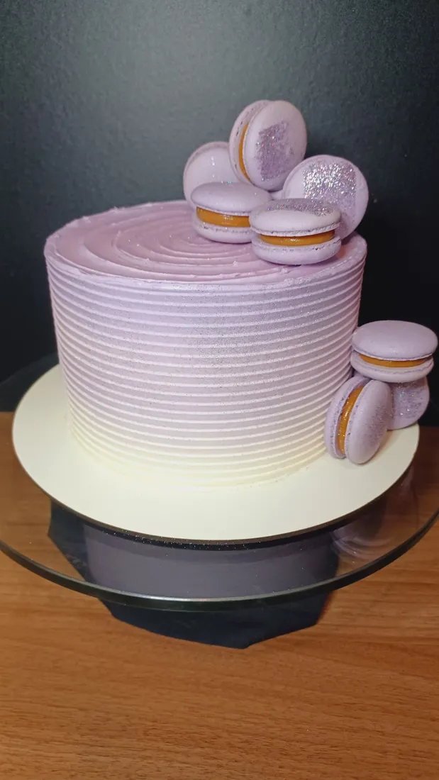 Bolo de buttercream lilás em degradê com macarons