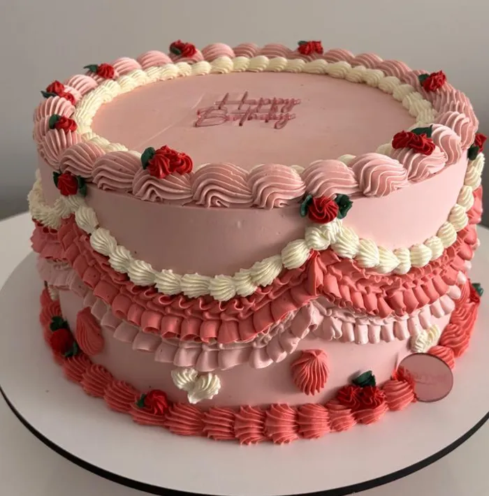 Bolo de buttercream rosa estilo vintage com babados e rosinhas