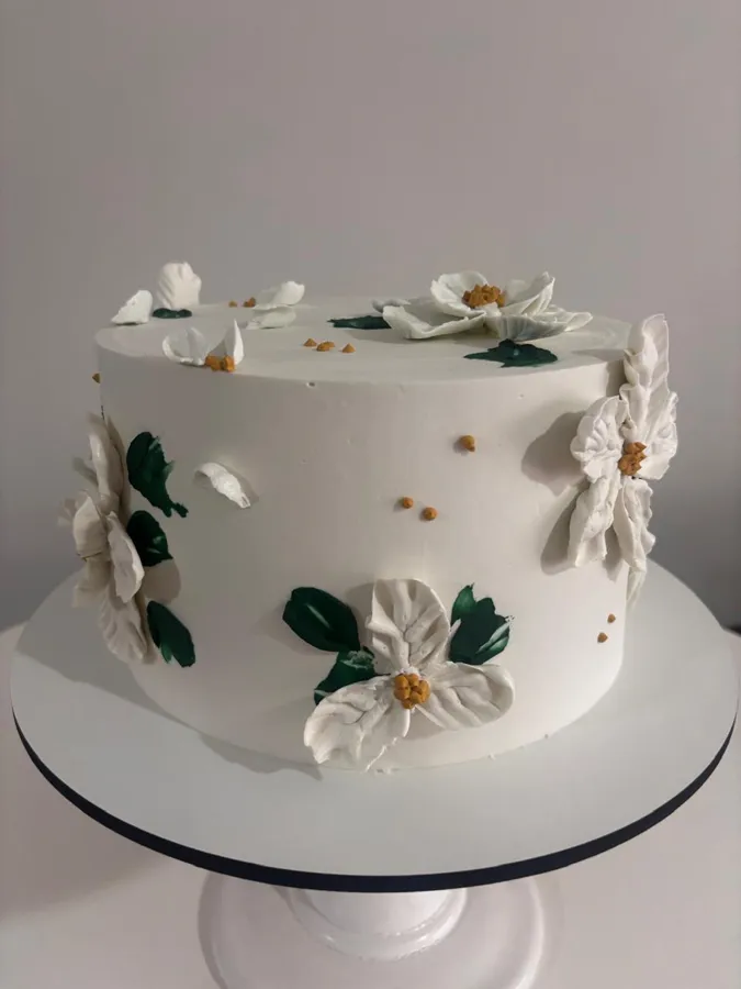Bolo de buttercream branco com flores brancas pintadas