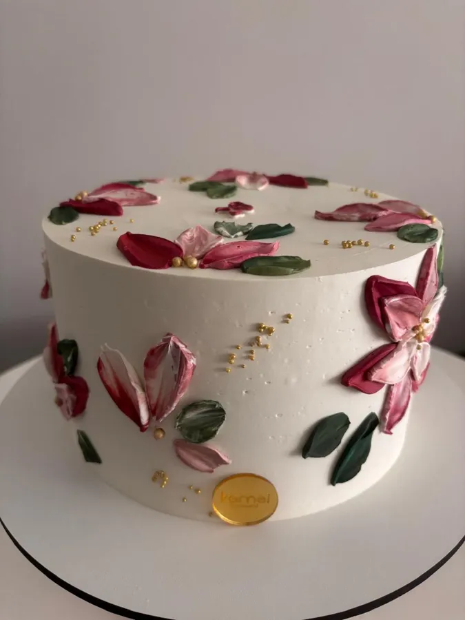 Bolo de buttercream branco com flores rosa e pérolas douradas