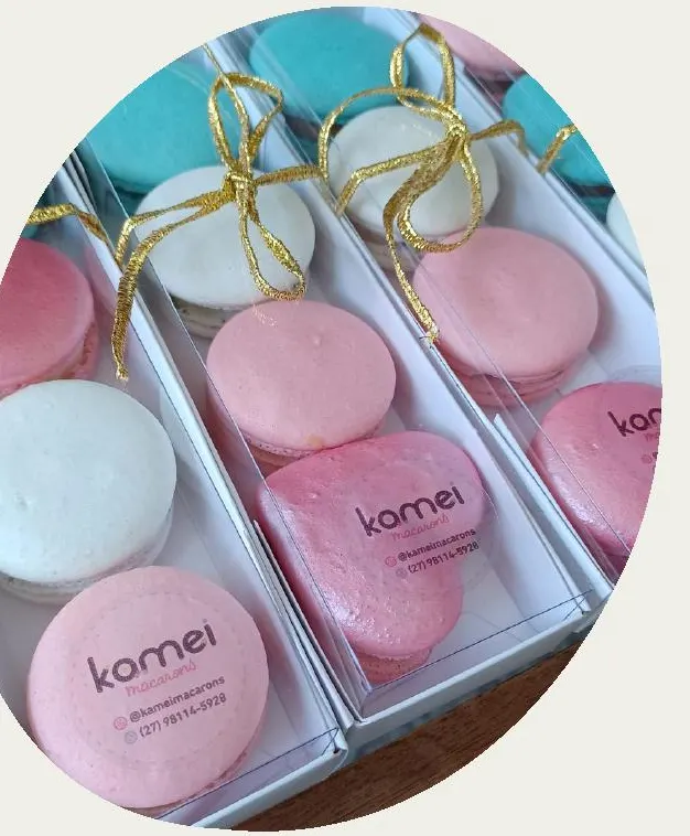 Caixinhas com macarons rosa e brancos com laço dourado
