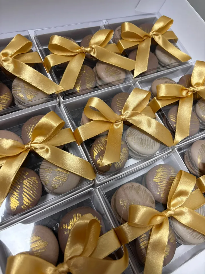 Caixinhas com macarons pintados de dourado e laço de cetim dourado