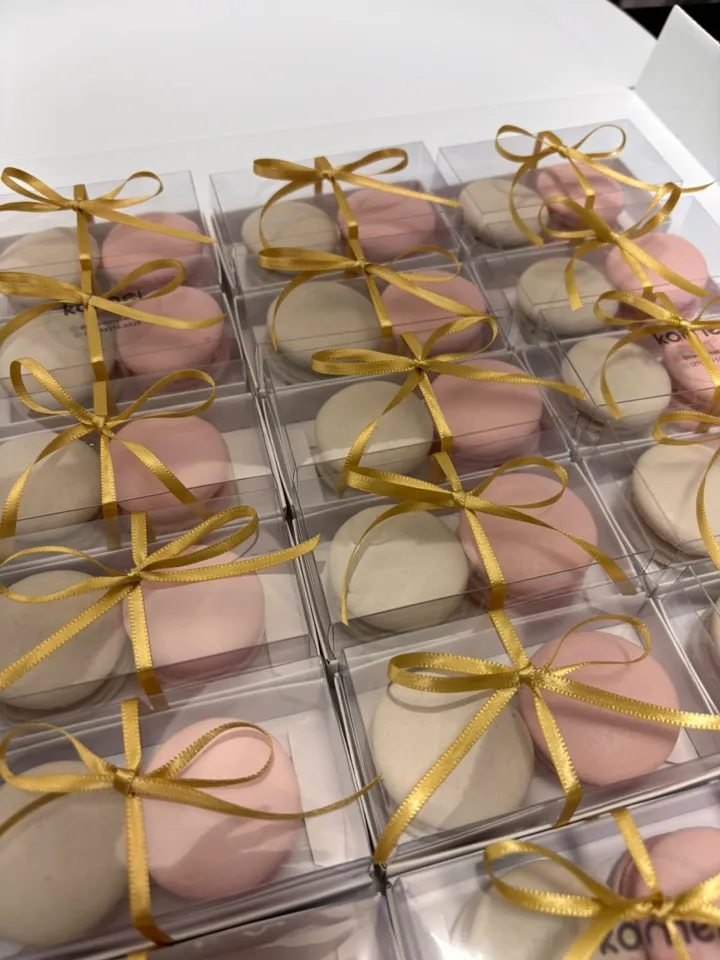 Caixinhas com macarons rosa e brancos e laço dourado fino