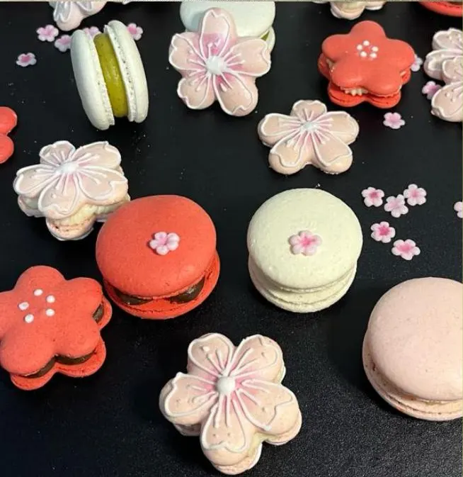 Macarons em formato de flor de cerejeira