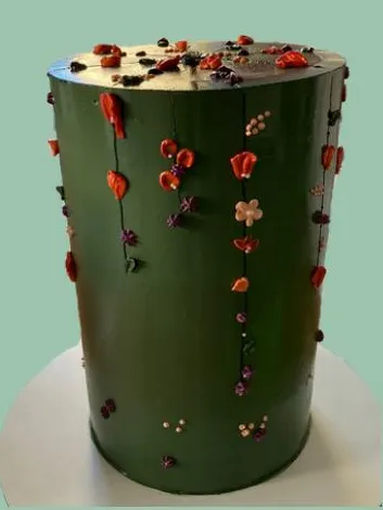 Bolo alto verde com flores de açúcar