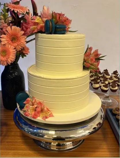 Bolo de dois andares com listras, flores e macarons