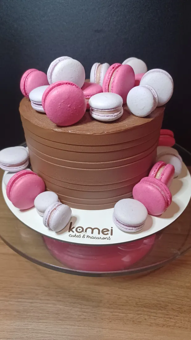 Bolo de ganache com macarons rosa e lilás