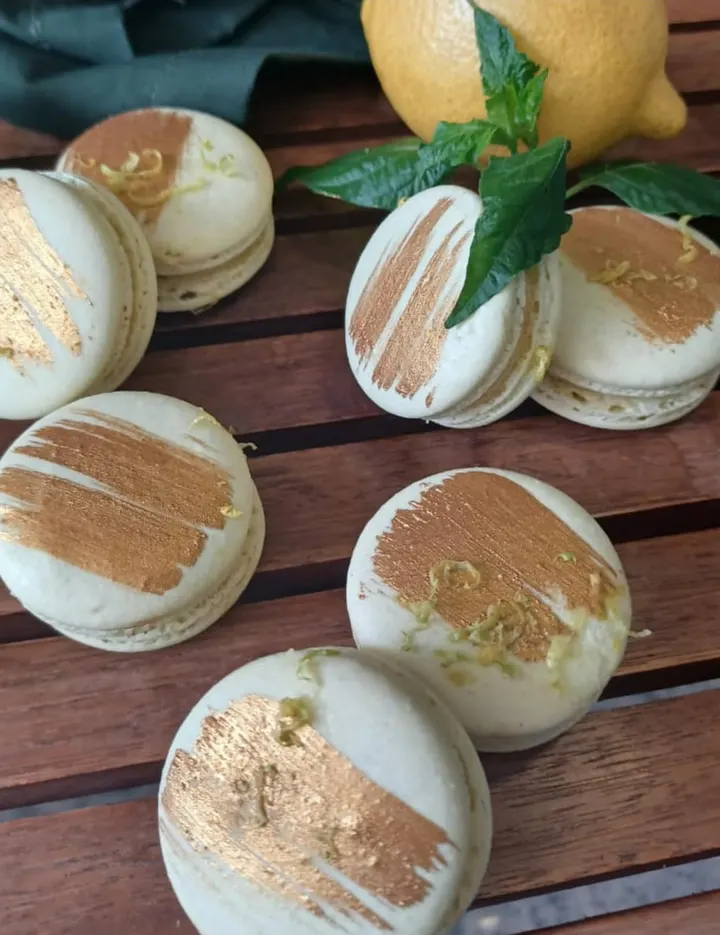 Macarons de limão siciliano com pincelada dourada
