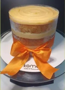 Naked cake com fita laranja