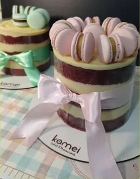 Naked cake com macarons e fita rosa