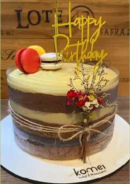 Naked cake com flores e topper