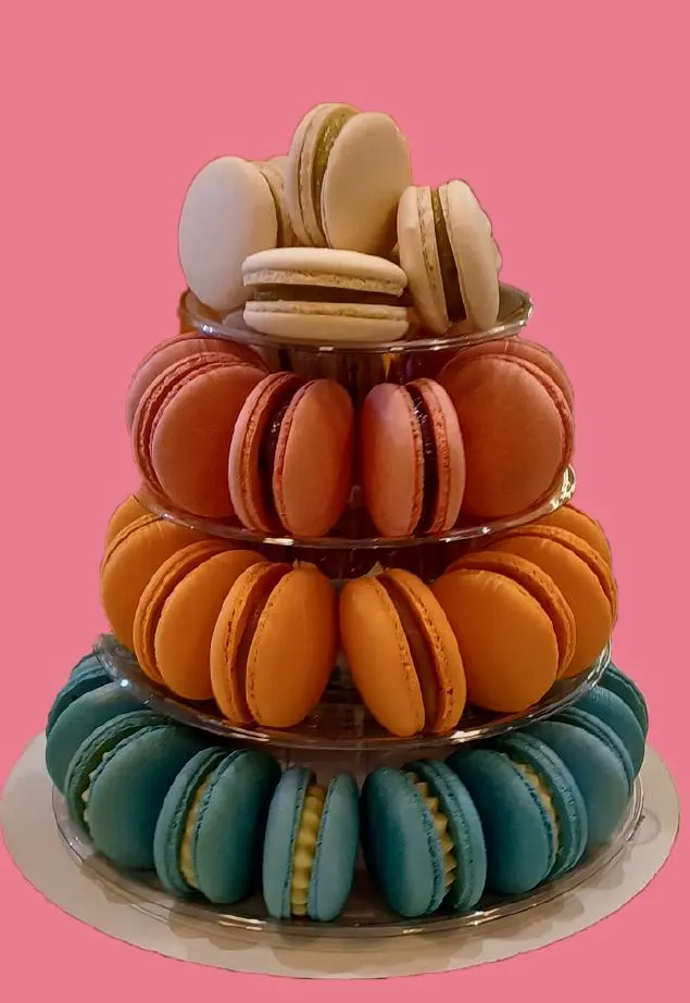 Torre de macarons azul, laranja e coral