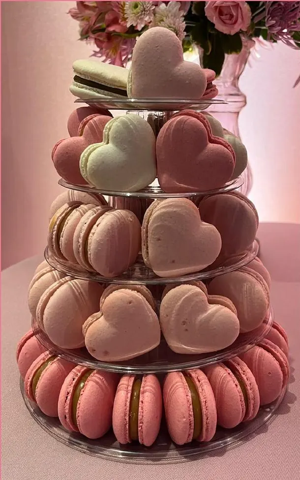 Torre de macarons rosa em formato de coração